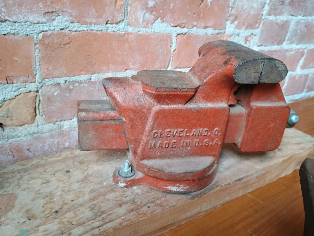 Cast-iron anvil and red bench vise - image 2 of 3
