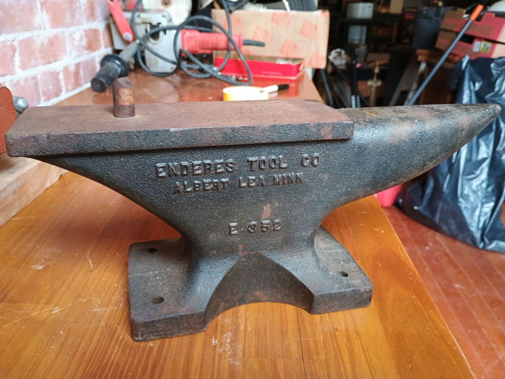 Cast-iron anvil and red bench vise - image 3 of 3