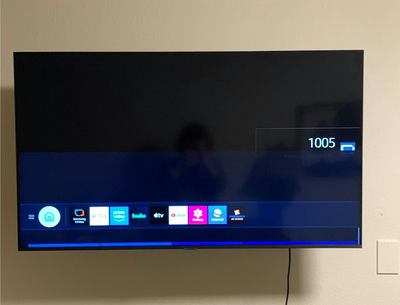 Samsung 50 Inch Flat Screen TV, wall mount - Image 1 of 5