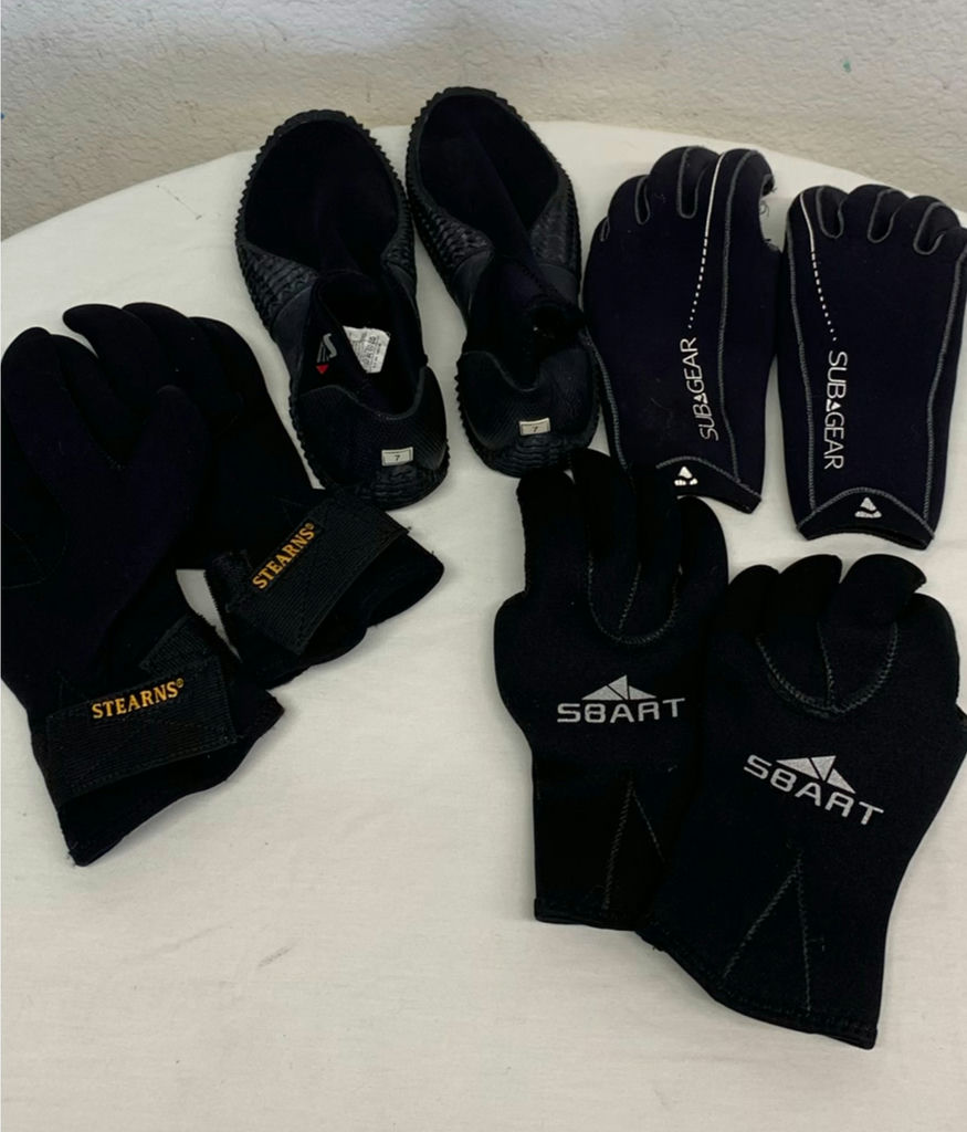 Women's wet suit, fins, gloves, flippers, etc. - image 5 of 9