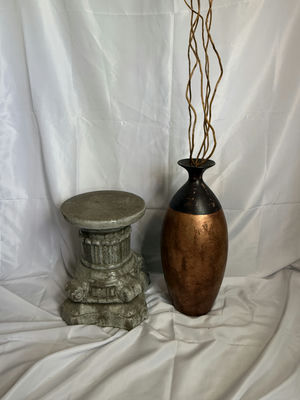 Roman style pedestal and vase with dried Willow - Image 1 of 3