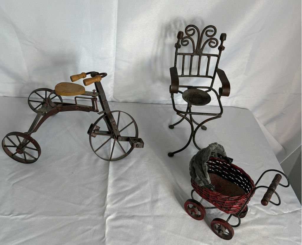 Vintage table lamp with assorted decorative metal items - image 5 of 5