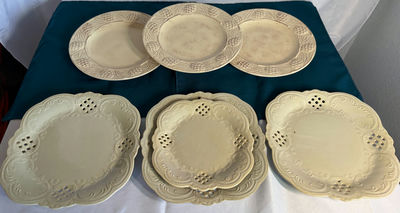 Cream ceramic plates with pineapple-border rims and scalloped-edge plates - Image 1 of 5