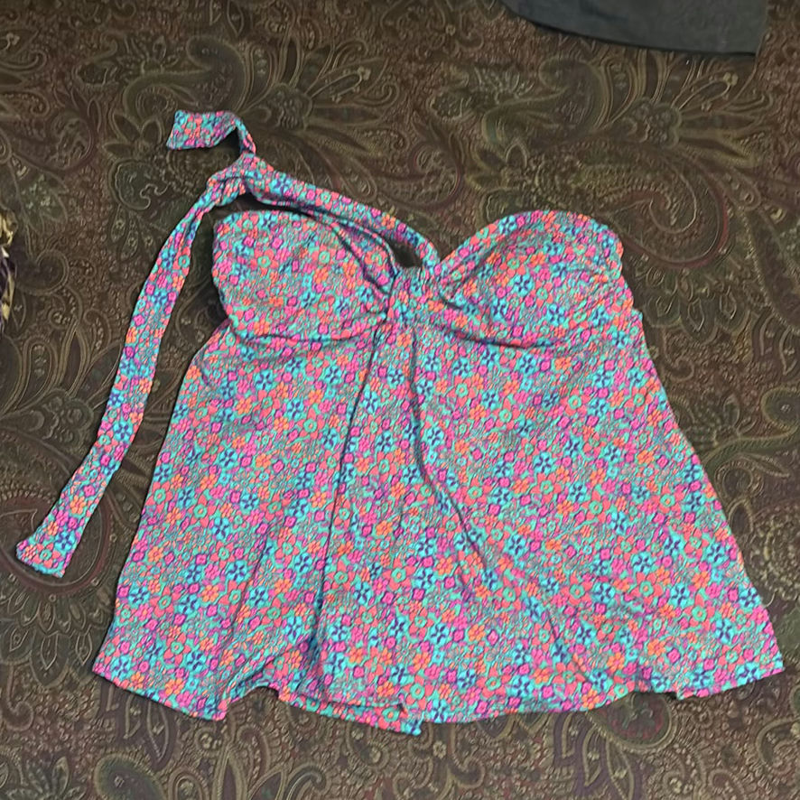 Assorted women's clothing items (dresses, tops, skirt, and robe) - image 6 of 7