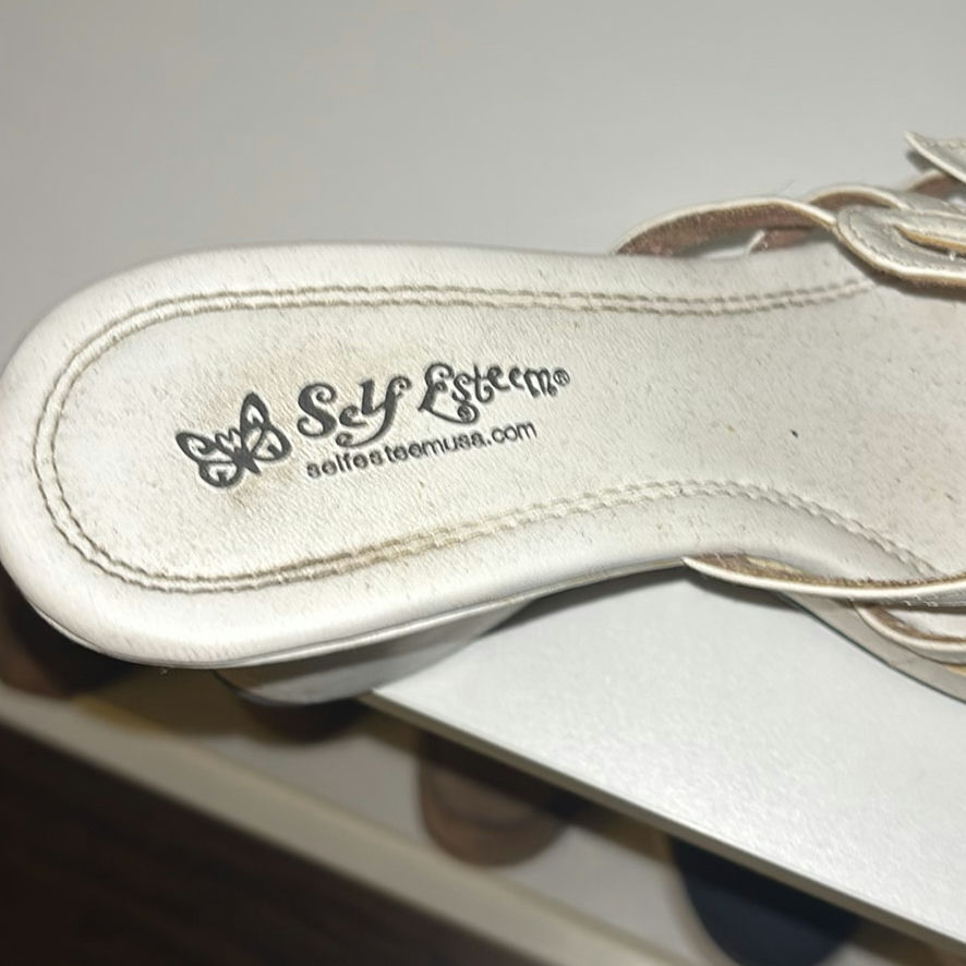 Assorted women's sandals and flip-flops - image 15 of 16