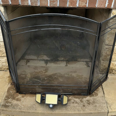 Fireplace screen with portable LED floodlight - Image 1 of 5