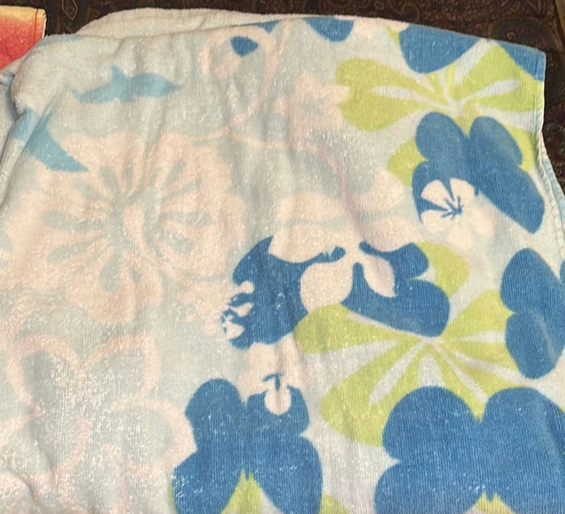Assorted children's towels with varied prints - image 4 of 7