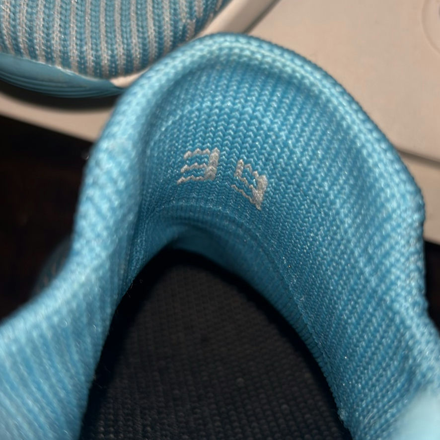 Assorted sneakers in multiple colors - image 9 of 11