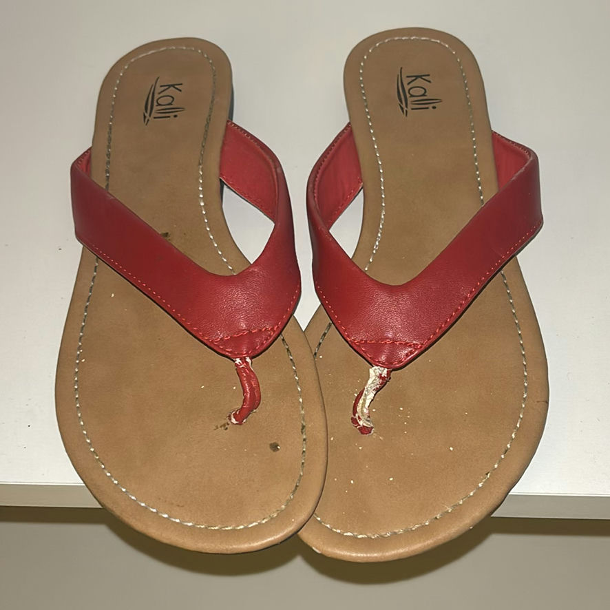 Assorted women's sandals and flip-flops - image 6 of 16