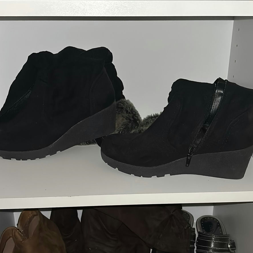 Assorted women's suede boots - image 3 of 13