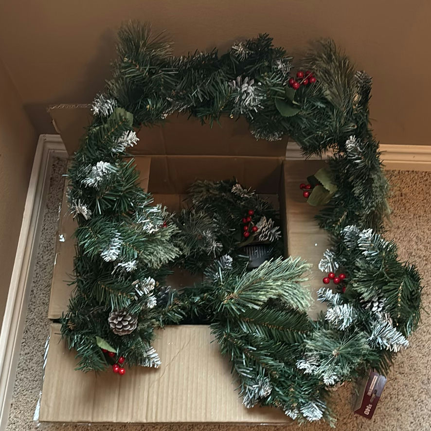 Christmas decorations and gift wrap collection - image 2 of 15