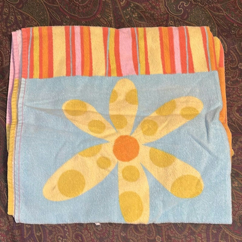 Assorted children's towels with varied prints - image 7 of 7
