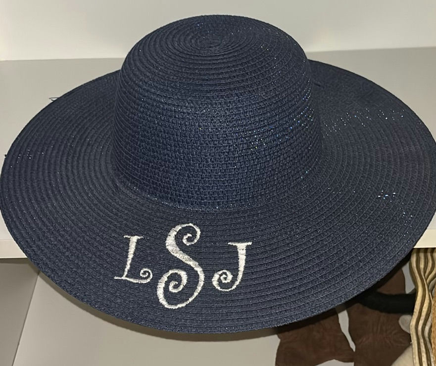 Assorted straw hats and woven sun hats - image 7 of 12
