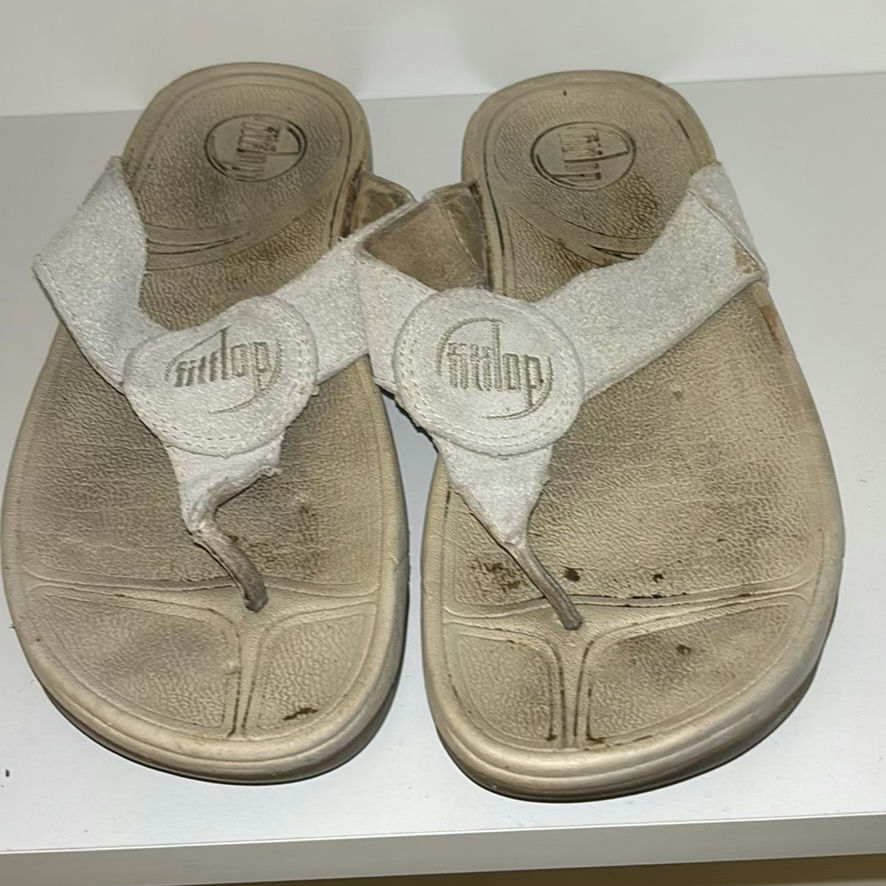 Assorted women's sandals and flip-flops - image 13 of 16
