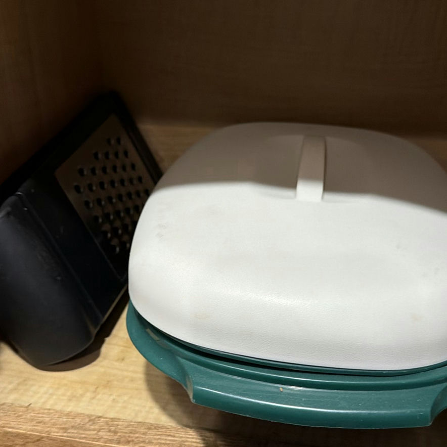 Blender, panini press, measuring cups, and storage containers - image 7 of 7
