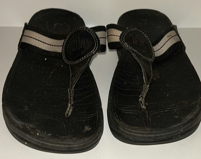Assorted women's sandals and flip-flops - image 11 of 16