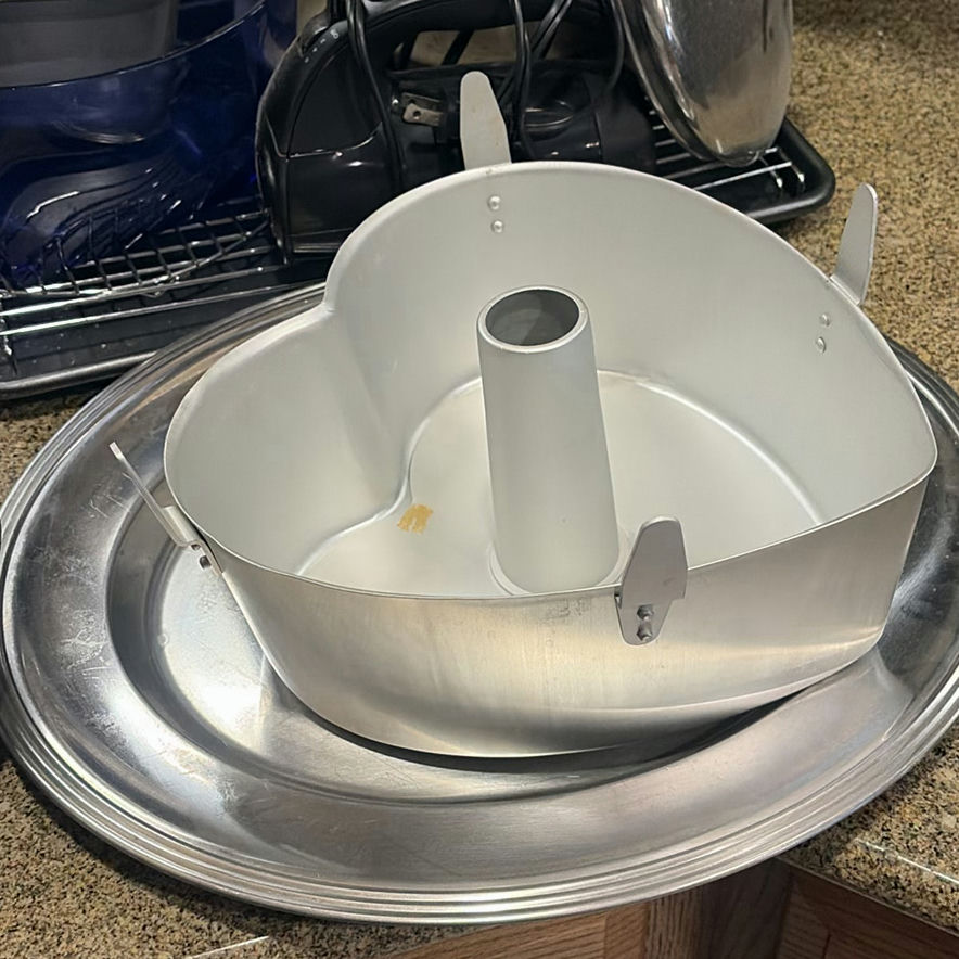 Assorted kitchenware and small appliances - image 4 of 6
