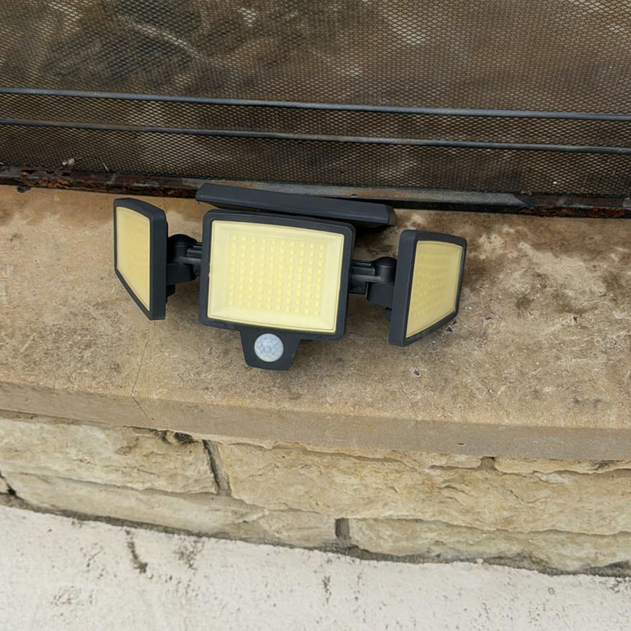 Fireplace screen with portable LED floodlight - image 2 of 5