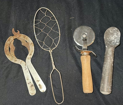 Vintage rusty hand tools - Image 1 of 5
