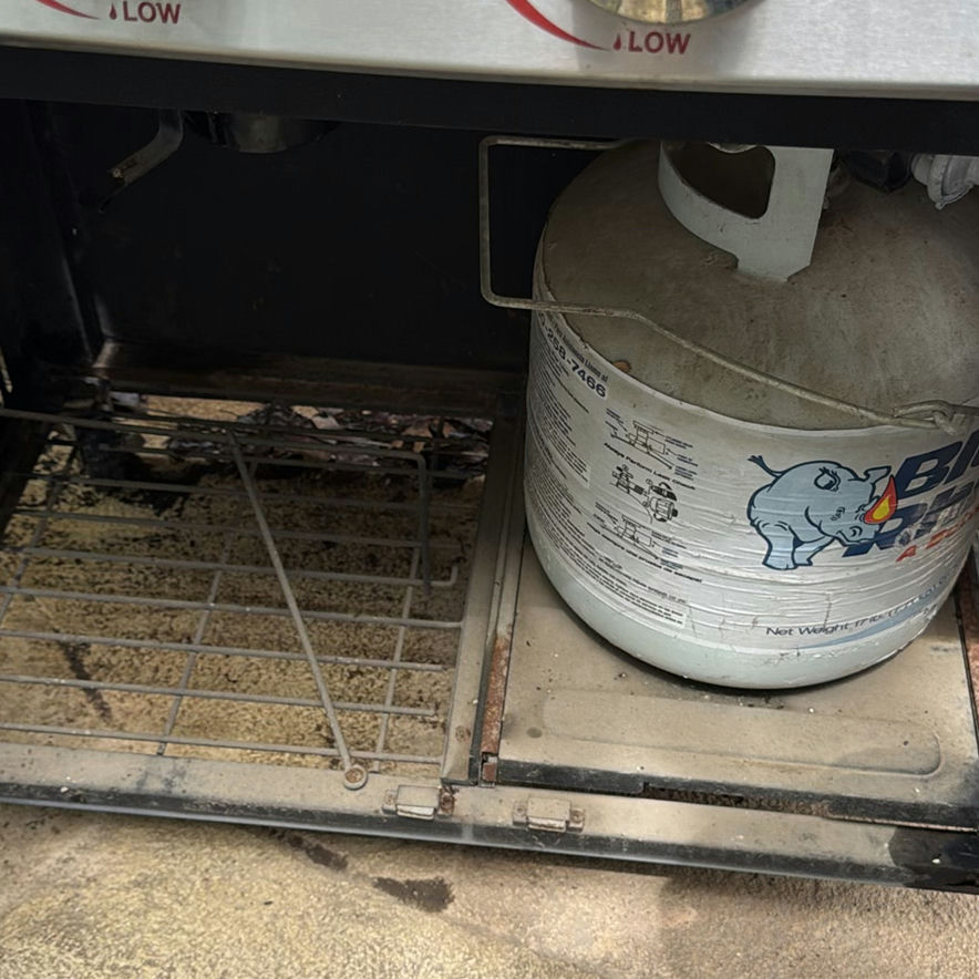 Stainless steel UniFlame gas grill with propane tank - image 5 of 8