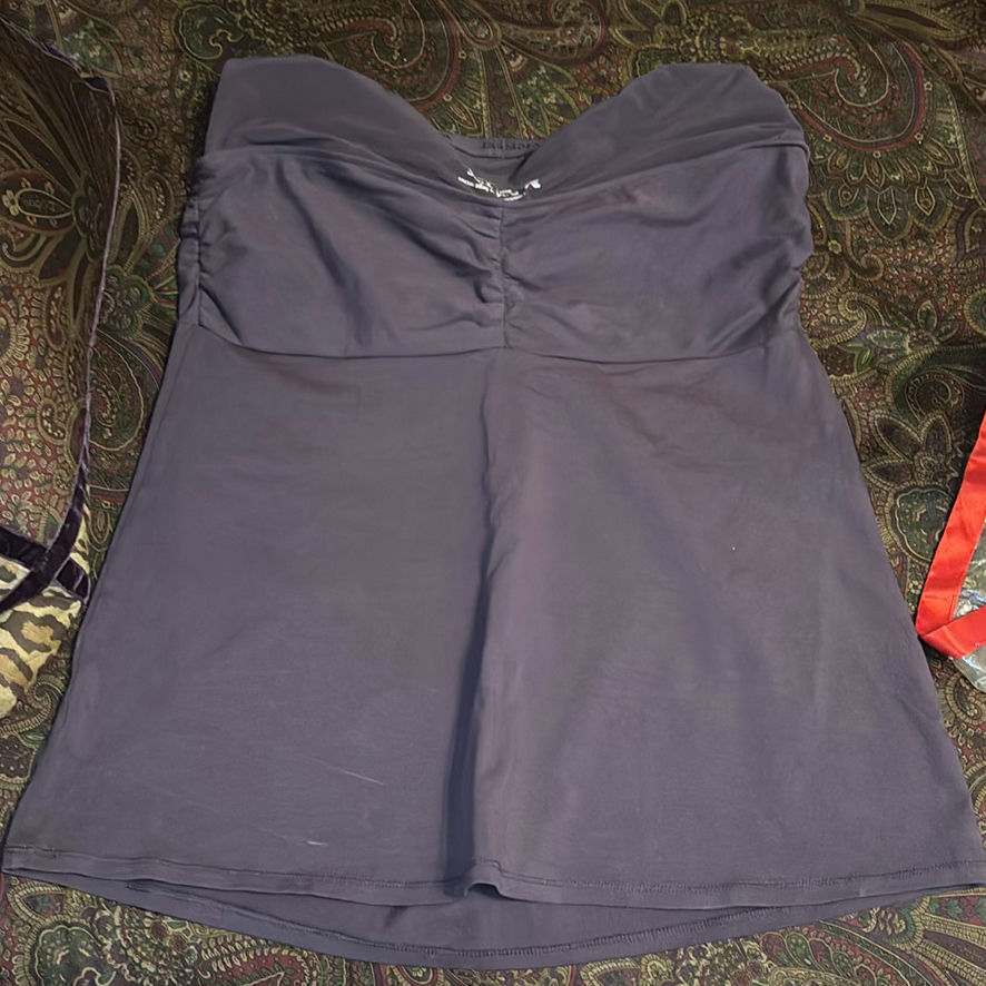Assorted women's clothing items - image 2 of 5