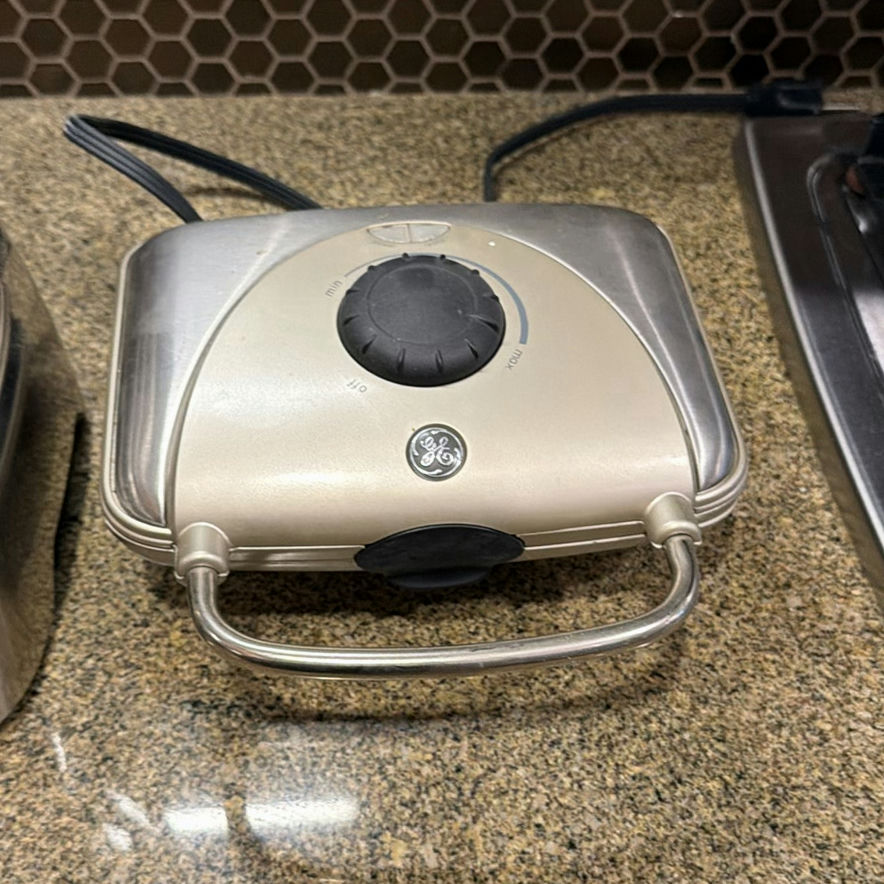 Blender, panini press, measuring cups, and storage containers - image 3 of 7