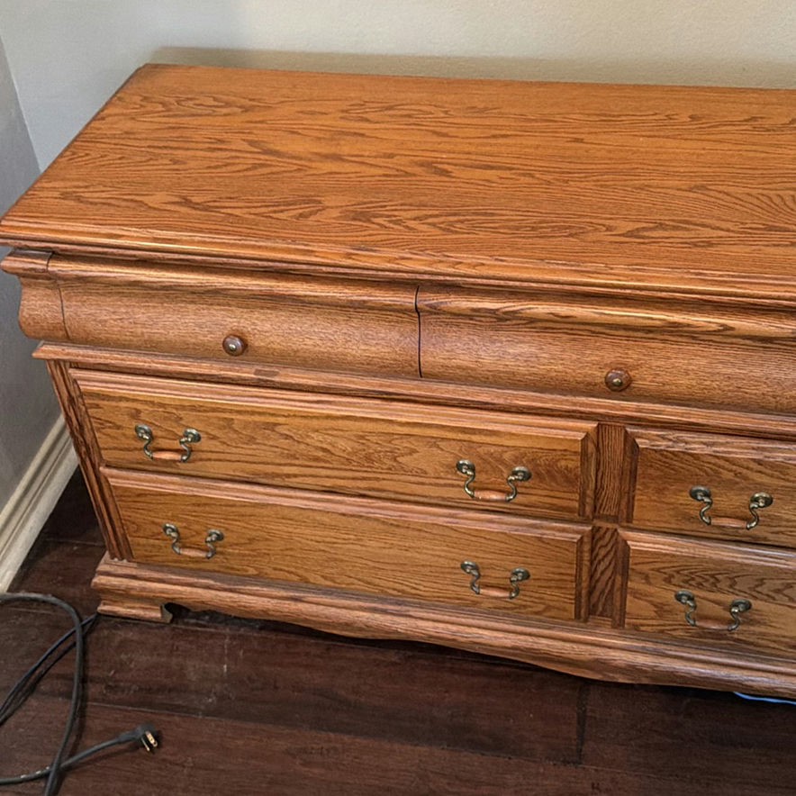 Oak wood dresser with multiple drawers - image 3 of 7