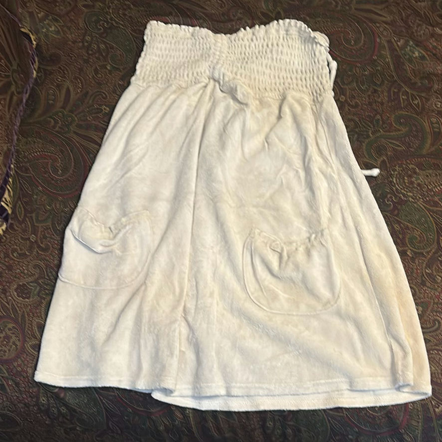 Assorted women's clothing items (dresses, tops, skirt, and robe) - image 5 of 7