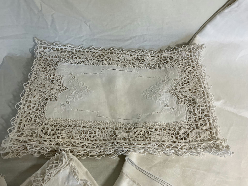 Vintage white embroidered linen tablecloth with lace trim and matching napkins - image 2 of 5