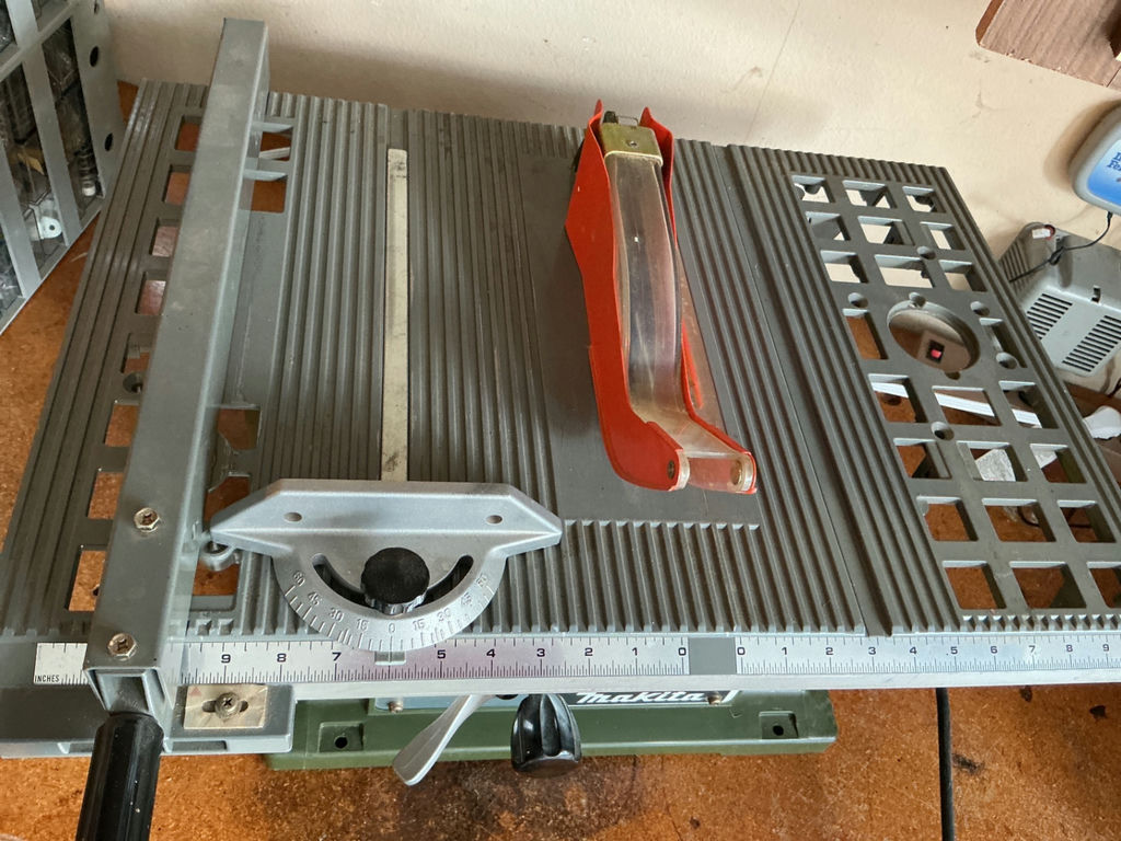 Makita Table Saw with Fence, Guard and Miter Gauge (Model 2708) - image 3 of 5