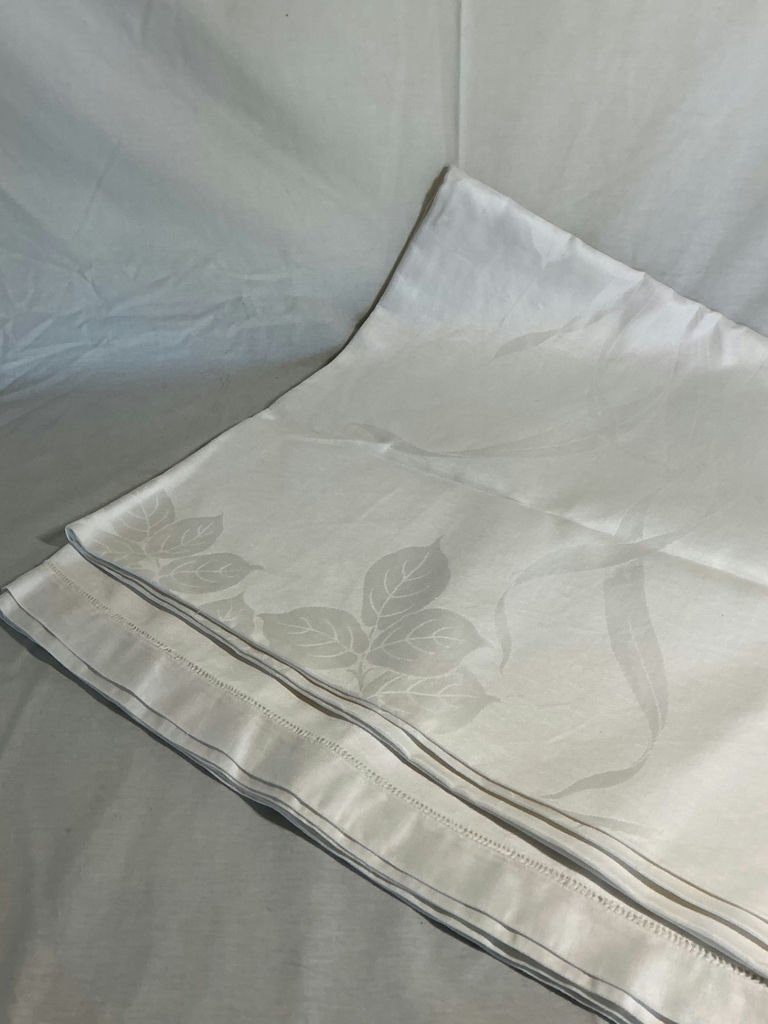 Vintage white embroidered linen tablecloth with lace trim and matching napkins - image 5 of 5