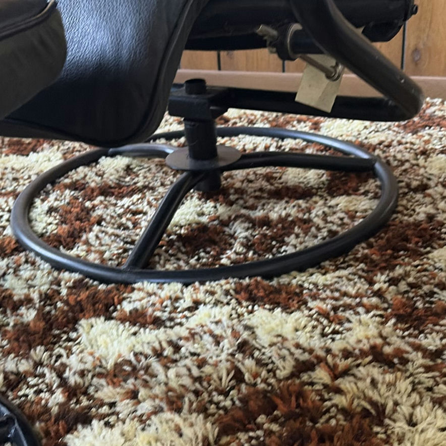 Black leather office chair with ottoman - image 4 of 5