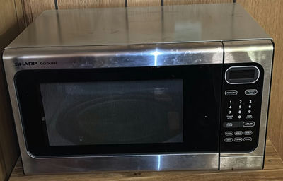 Sharp Carousel microwave oven - Image 1 of 4