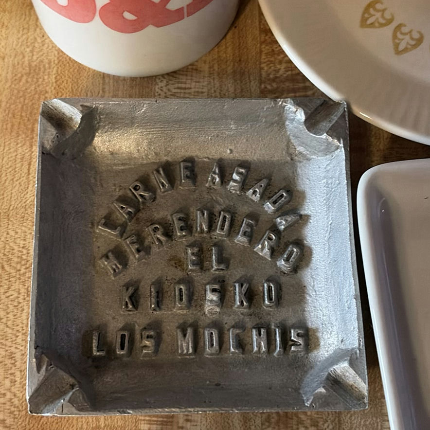 Hotel-branded ceramic tableware and ashtrays - image 3 of 12