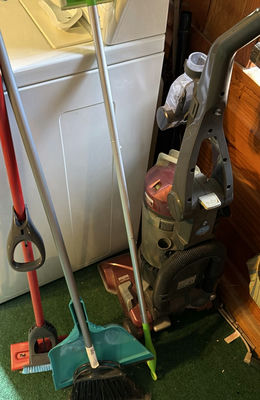 Cleaning tools and vacuum cleaner - Image 1 of 4