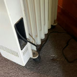 DeLonghi The Incredible Heat Machine oil-filled radiator space heater - thumbnail 4 of 5