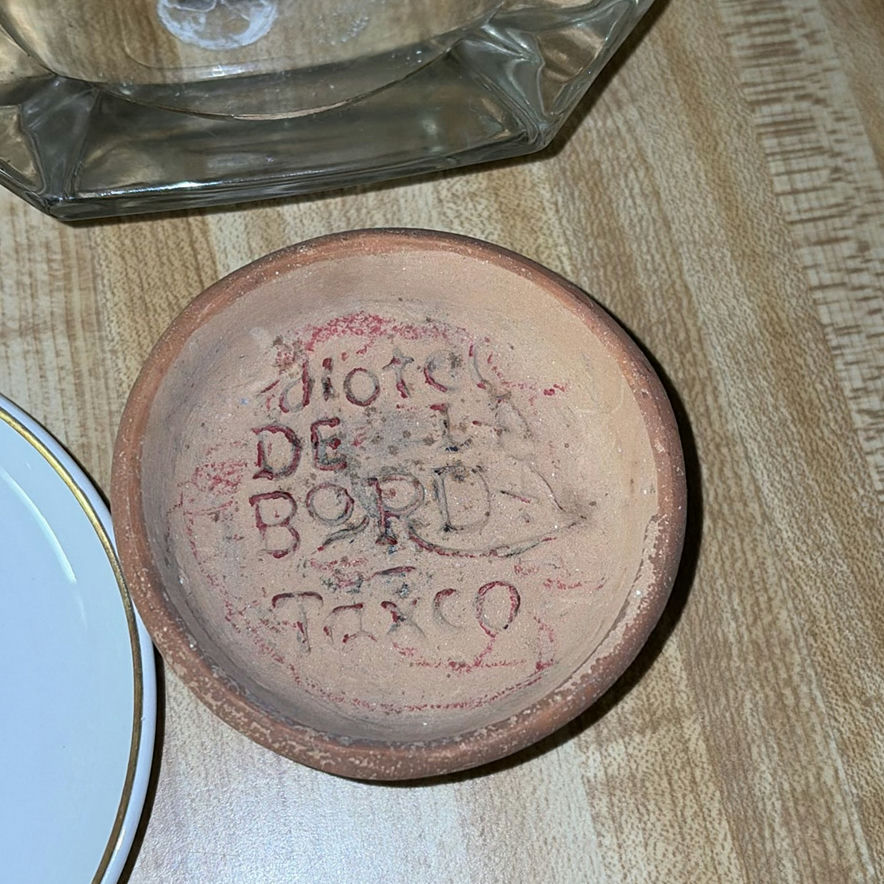 Hotel-branded ceramic tableware and ashtrays - image 8 of 12