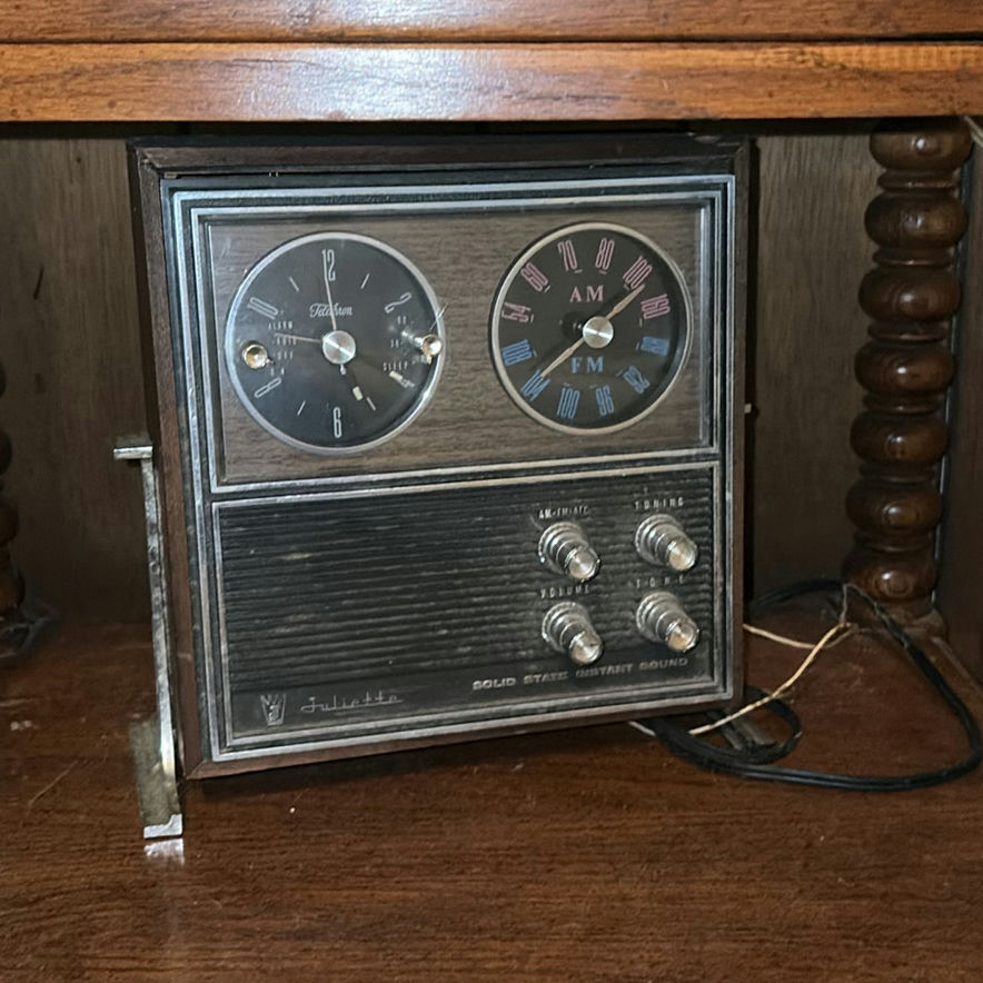 End table with ornate lamp and vintage radio - image 5 of 7