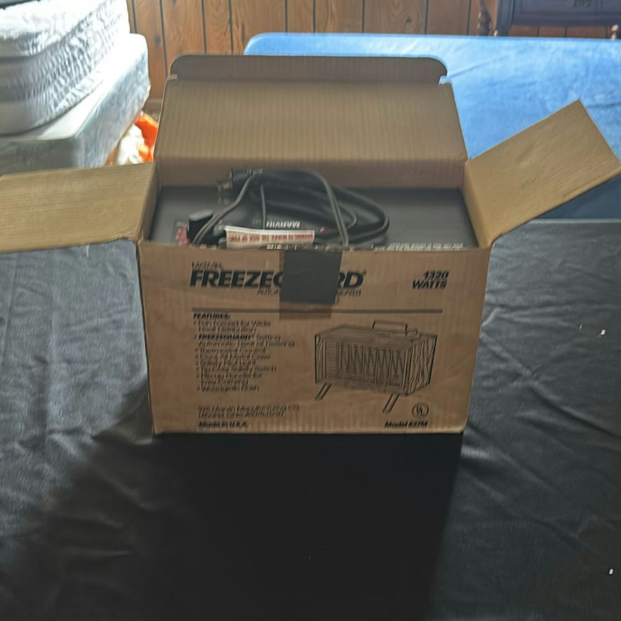 Collection of portable electric space heaters - image 6 of 11