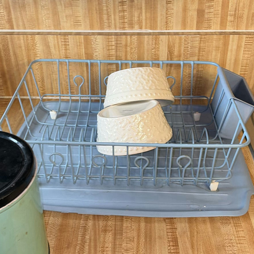 Assorted kitchenware and small appliances - image 5 of 10