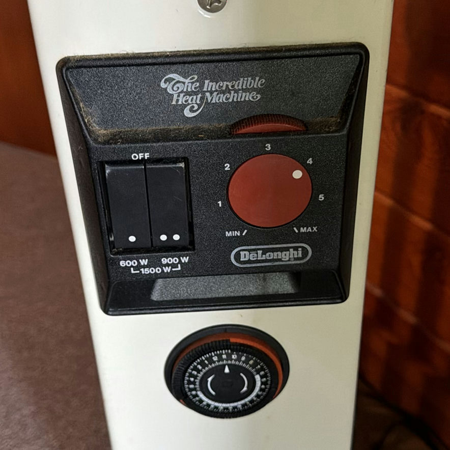 DeLonghi The Incredible Heat Machine oil-filled radiator space heater - image 3 of 5