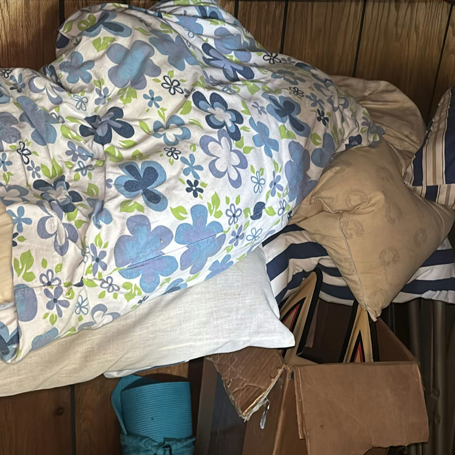 Foldable baby bassinet/rocker with bedding and accessories - image 2 of 9