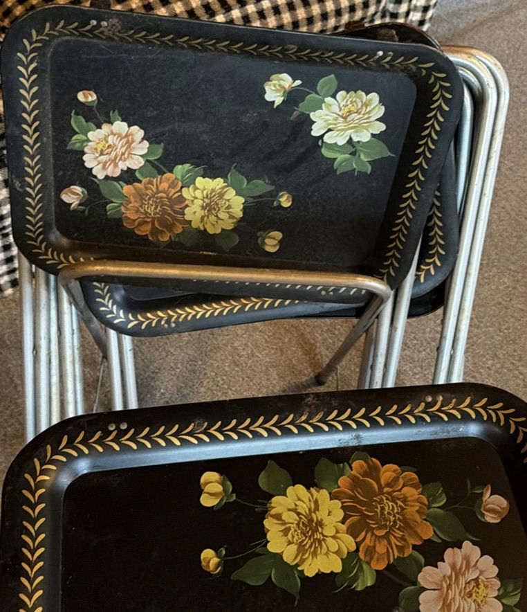 Vintage folding chairs with floral-printed seats and wood-pattern backs - image 3 of 8
