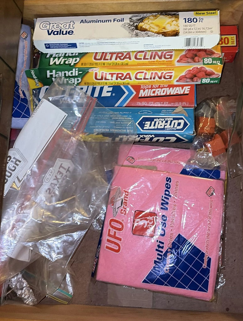 Assorted kitchen wraps and wipes - image 1 of 4